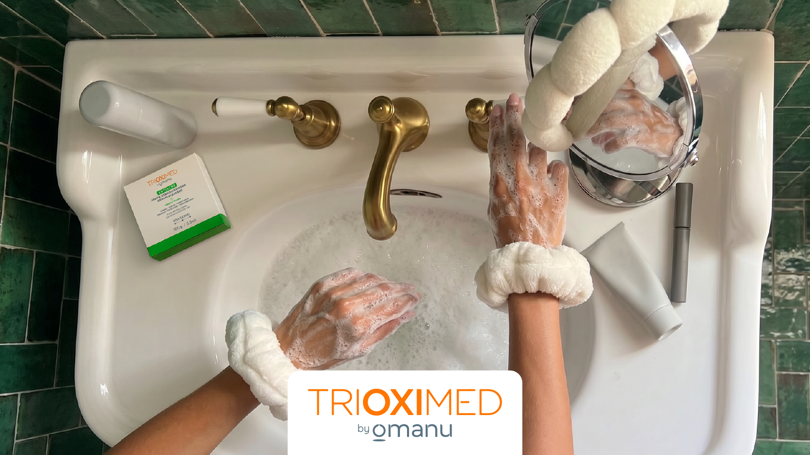 Jabón Dermolimpiador Antiacné Trioximed con ozono junto a un lavabo, como parte de una rutina diaria de limpieza.